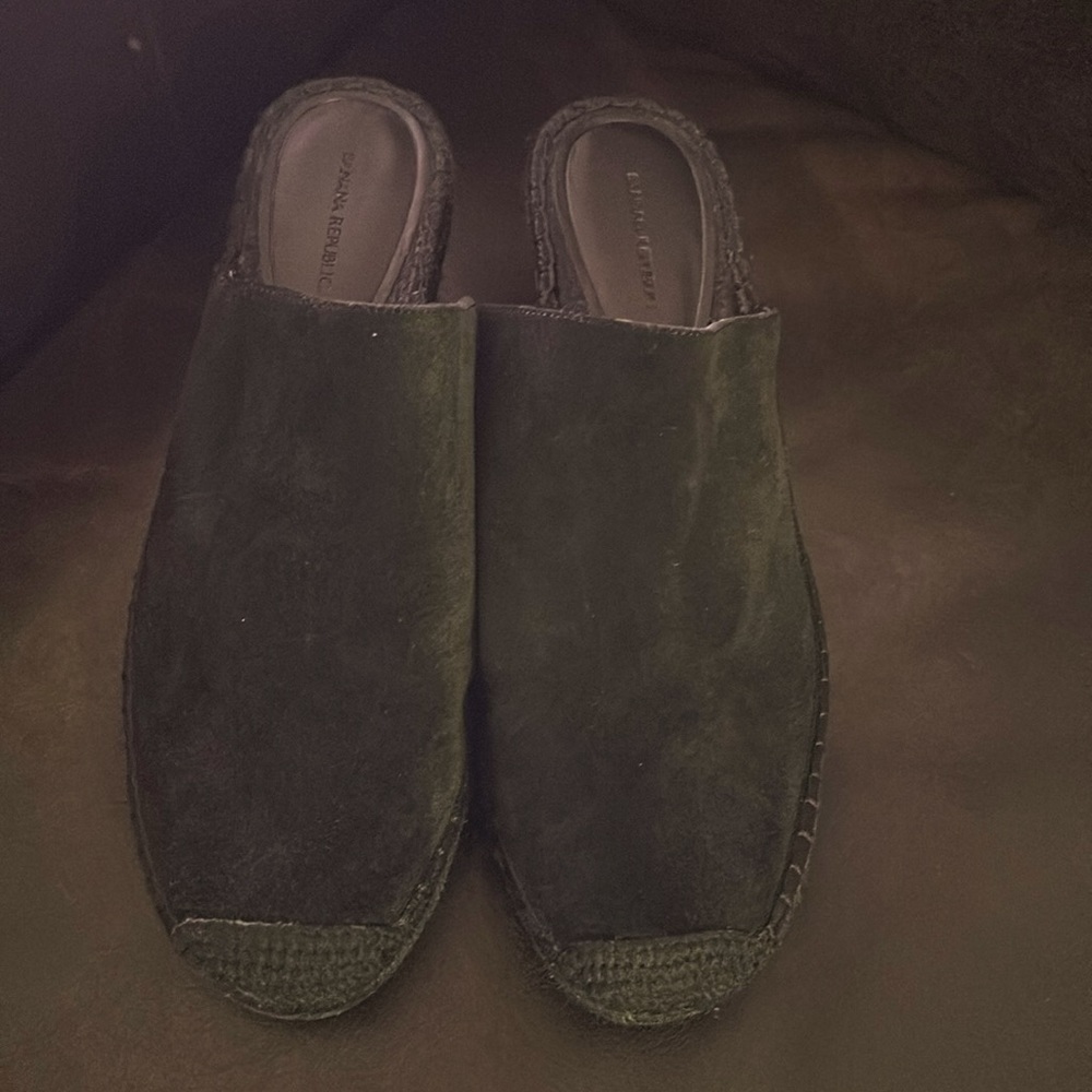 Gently worn (1 time) too big - had to take off and put on flip flops.
